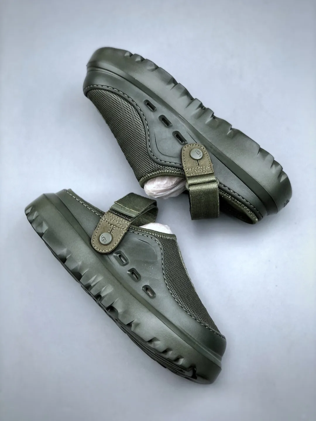 💰440 support store L/UGG summer new snow answer SKTA classic simple, comfortable and versatile, fashionable and casual, thick sole, comfortable, lightweight and breathable clog shoes, silent, wear-resistant and anti-wear. It is a vitality bomb in summer, full of youthful vitality, mesh material is breathable and light, super cool to wear in summer. Adjustable buckle design, convenient and considerate. The thick sole is non-slip and makes walking stable. Whether you are playing on the beach or strolling in the city streets, it can make you full of energy and become the center of attention ~ Size: 38-44